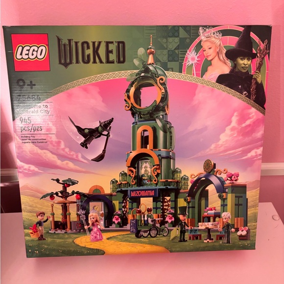 LEGO Wicked Welcome to Emerald City 945 pcs; Wicked, Elphaba & Glinda Figures - Picture 2 of 10
